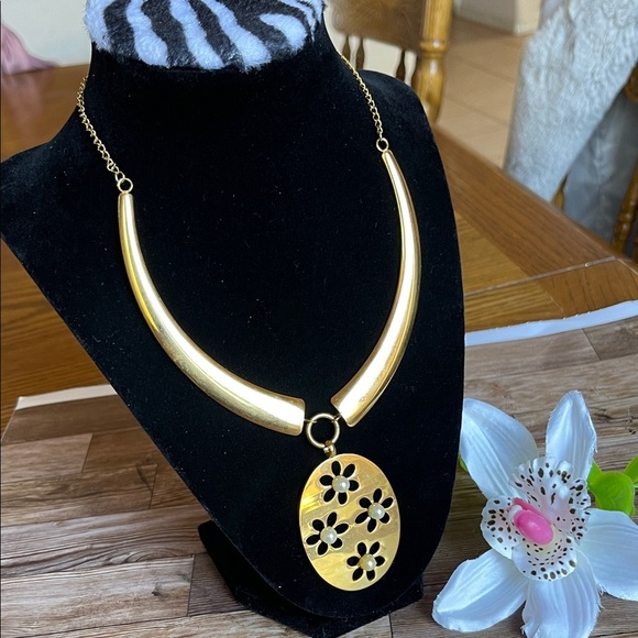 Chic Gold Floral Pendant Necklace - Picture 6 of 6